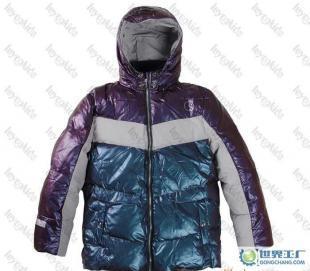 解讀紫紅油綠條紋童裝羽絨服的時(shí)尚表達(dá)與代銷商機(jī)